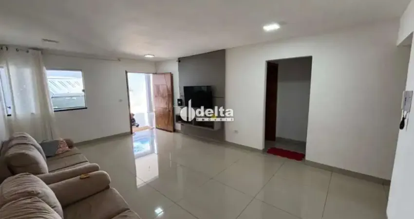 Casa residencial disponível para venda no bairro Segismundo Pereira em Uberlândia-MG.