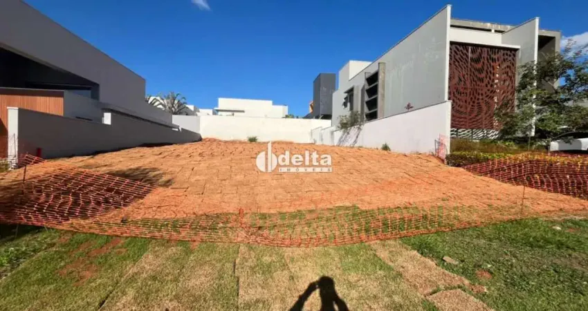 Terreno no Condomínio Alphaville I disponível para Venda em Uberlândia-MG.