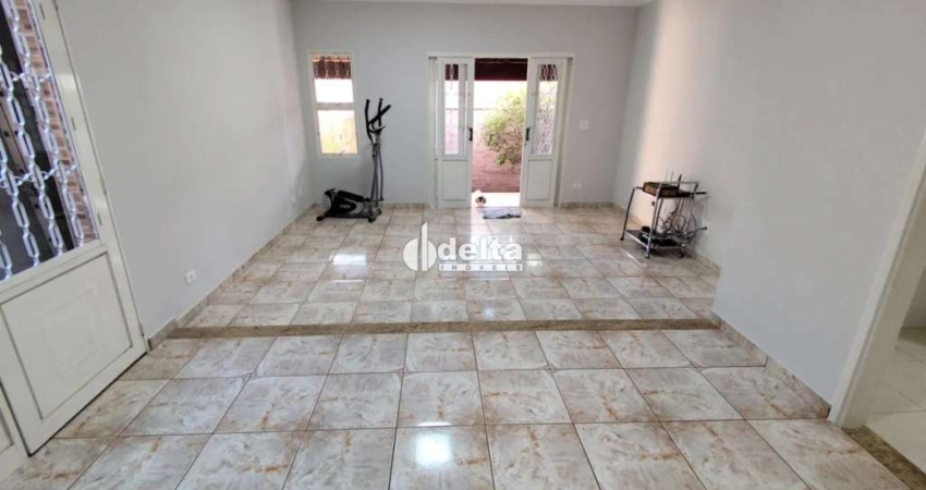 Casa residencial disponível para locação e venda no bairro Lidice em Uberlândia-MG.