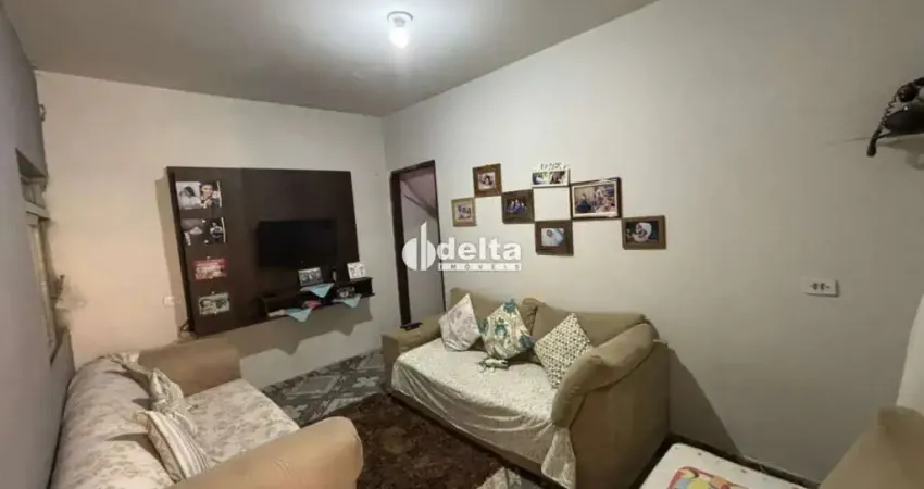 Casa residencial disponível para venda no bairro Jardim das Palmeiras em Uberlândia-MG.