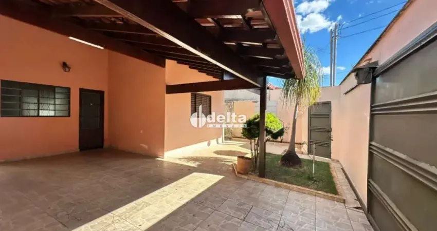 Casa residencial disponível para venda no bairro Jardim Holanda em Uberlândia-MG