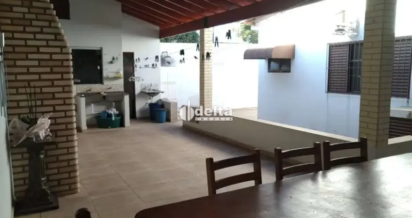 Casa residencial disponível para venda no bairro Roosevelt em Uberlândia-MG.