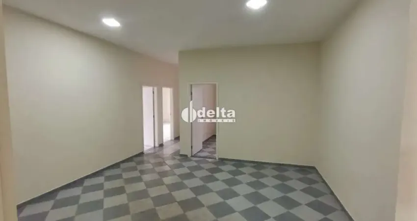 Casa comercial disponível para locação ou venda no bairro Umuarama em Uberlândia-MG.
