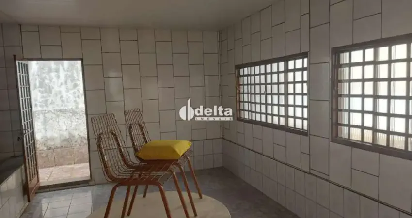 Casa residencial com 02 disponível para locação no bairro santa mônica em uberlândia-mg.