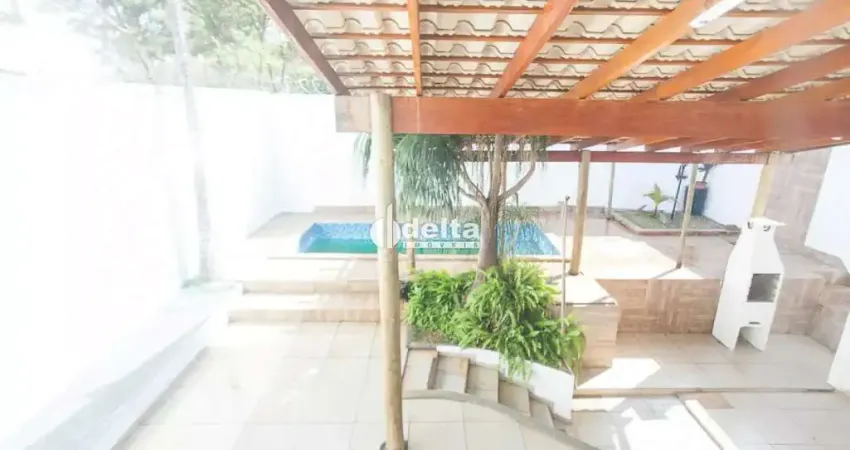 Casa residencial com 5 quartos disponível para locação no bairro jardim karaíba em uberlândia-mg.