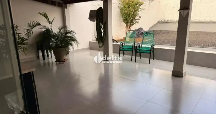 Casa residencial com 3 quartos disponível para venda no bairro segismundo pereira em uberlândia-mg.