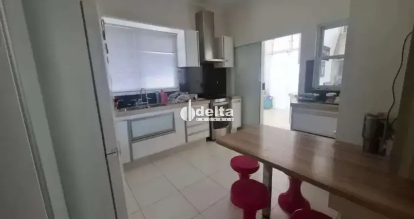 Casa residencial com 3 quartos disponível para venda no bairro santa mônica em uberlândia-mg.