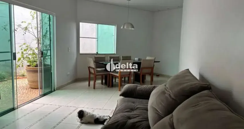 Casa em condomínio com 3 suítes disponível para venda no bairro jardim inconfidência em uberlândia - mg.