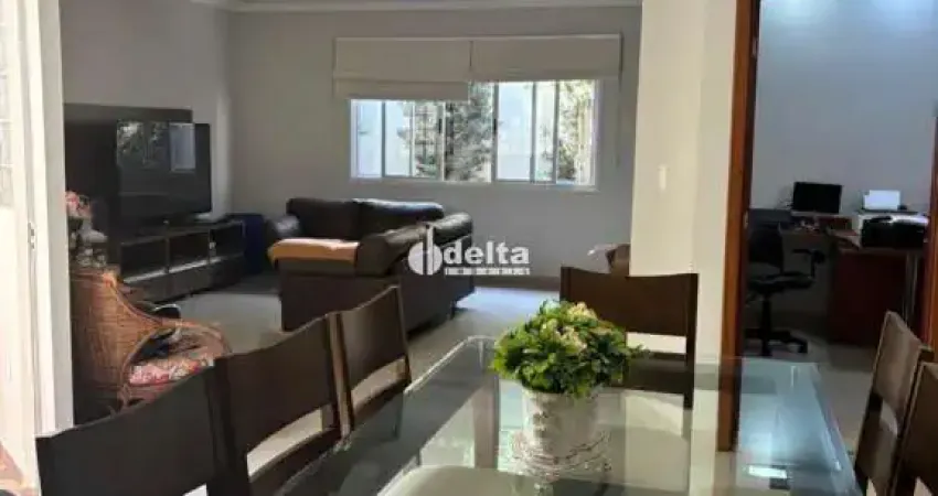 Casa residencial com 3 quartos sendo 1 suíte disponível para venda no bairro santa mônica em uberlândia - mg.