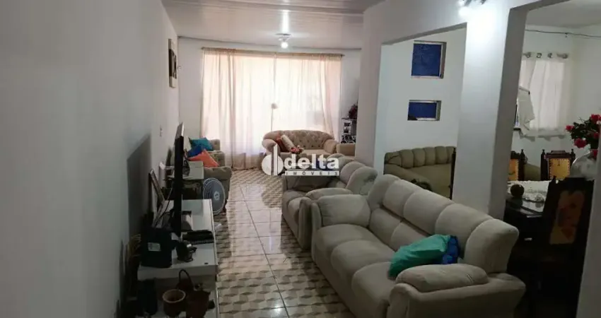 Casa residencial com 3 quartos sendo 1 suíte disponível para venda no bairro cidade jardim em uberlândia - mg.