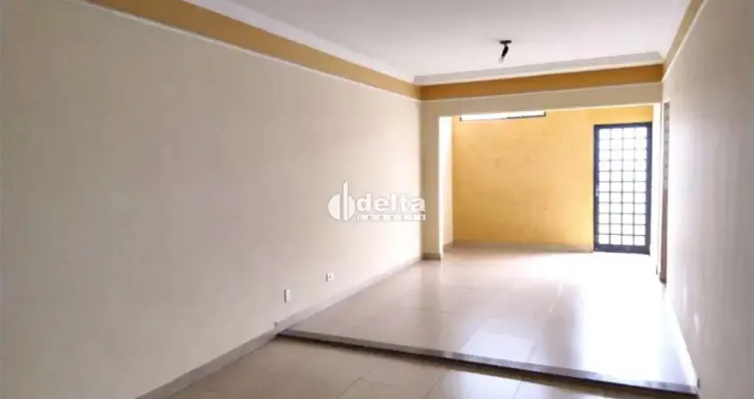Casa residencial com 3 quartos sendo 1 suíte disponível para locação e venda no bairro brasil em uberlândia - mg.