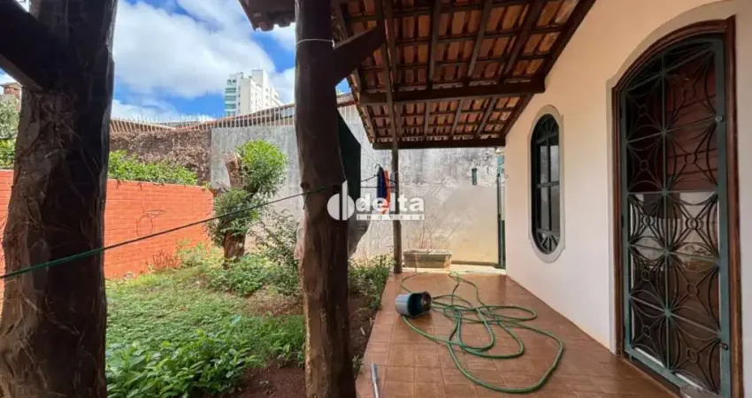 Casa estilo sobrado com 5 quartos sendo 1 suíte disponível para locação e venda no bairro tabajaras em uberlândia-mg