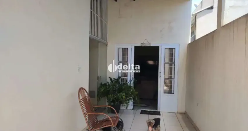 Casa residencial com 5 quartos sendo 1 suíte disponível para venda no bairro segismundo pereira em uberlândia-mg