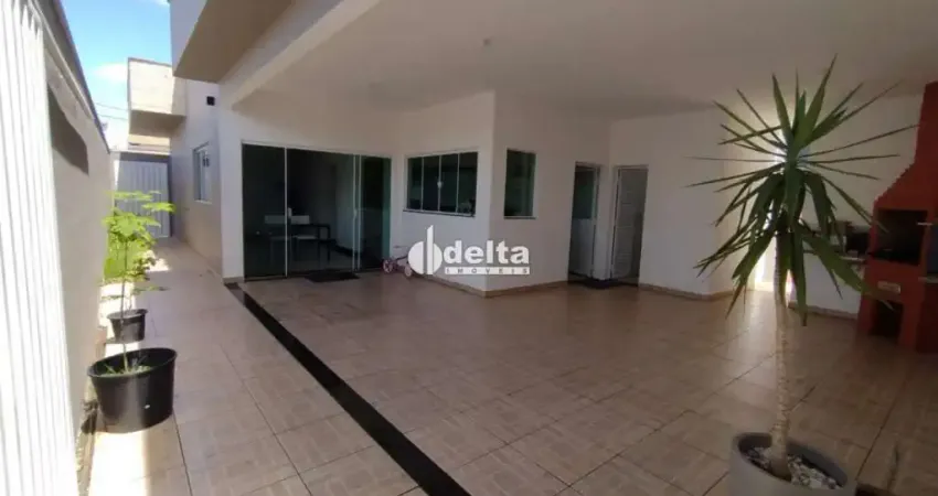 Casa residencial com 3 quartos sendo 1 suíte disponível para locação no bairro marta helena em uberlândia-mg