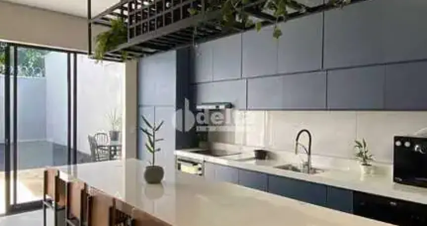 Casa residencial com 3 quartos sendo 1 suíte disponível para venda no bairro alto umuarama em uberlândia-mg