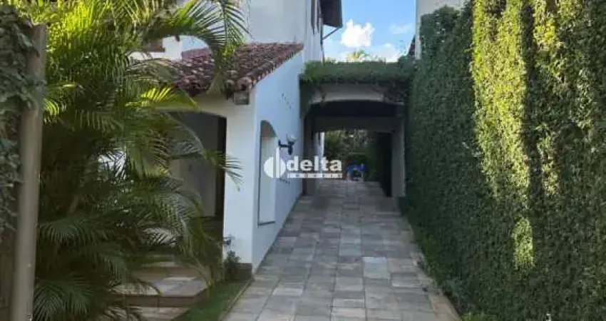 Casa residencial com 4 quartos sendo 3 suítes disponível para locação no bairro tabajaras em uberlândia-mg