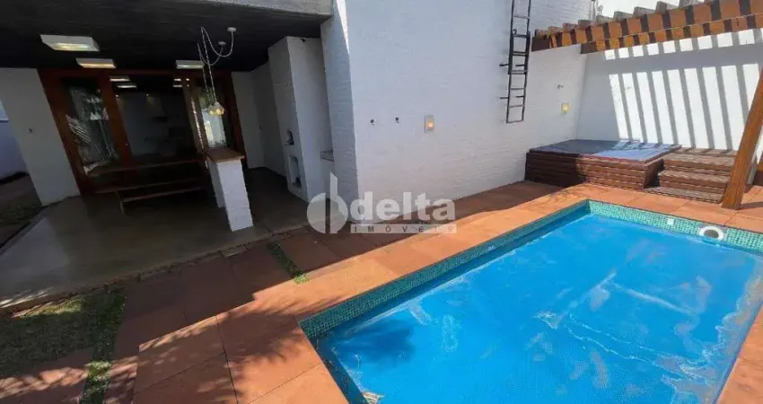 Casa em condomínio com 3 suítes disponível para locação e venda no bairro Bosque dos Buritis em Uberlândia - MG.