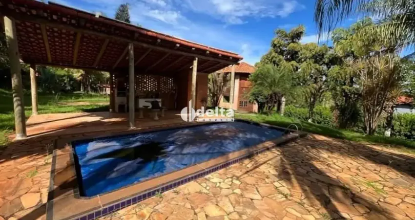 Chácara com 3 quartos, disponível para locação e venda no Condomínio Eldorado em Uberlândia-MG.