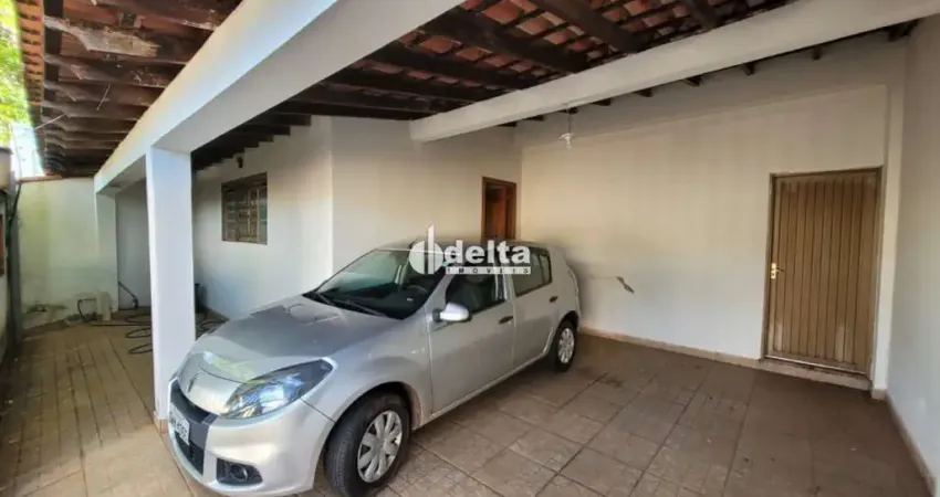 Casa com 3 quartos disponível para venda no bairro Santa Rosa em Uberlândia-MG.