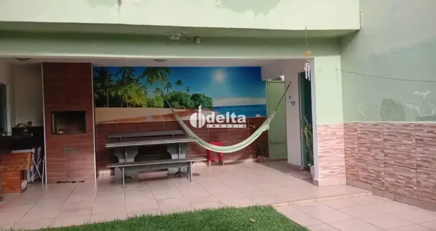 Casa residencial com 3 quartos sendo 1 suíte disponível para venda no bairro Chácaras Tubalina E Quartel em Uberlândia-MG