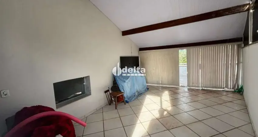 Casa residencial com 4 quartos disponível para locação e venda no bairro Fundinho em Uberlândia-MG