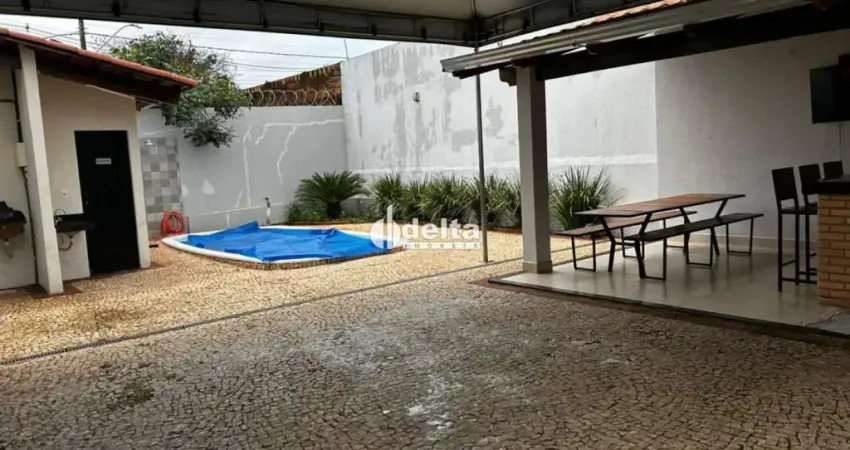 Casa com 3 quartos sendo 1 suite disponível para locação no bairro Santa Mônica em Uberlândia-MG.