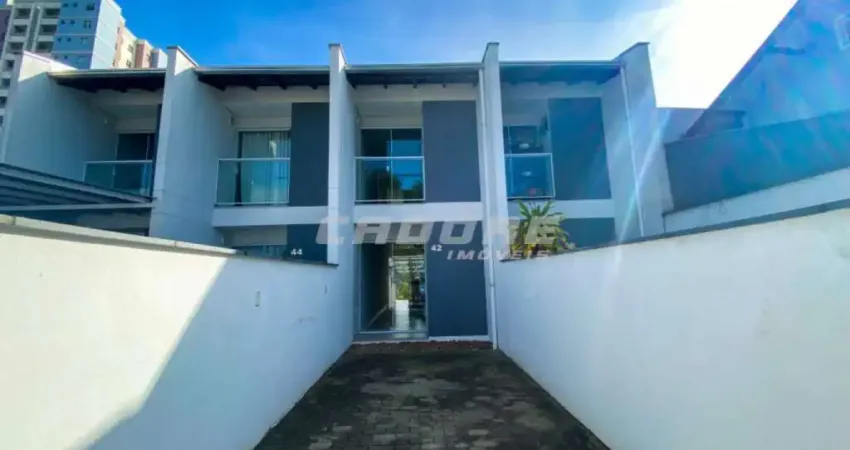 Ótima casa geminada com excelente localização no bairro Água Verde / Cadore Imóveis.