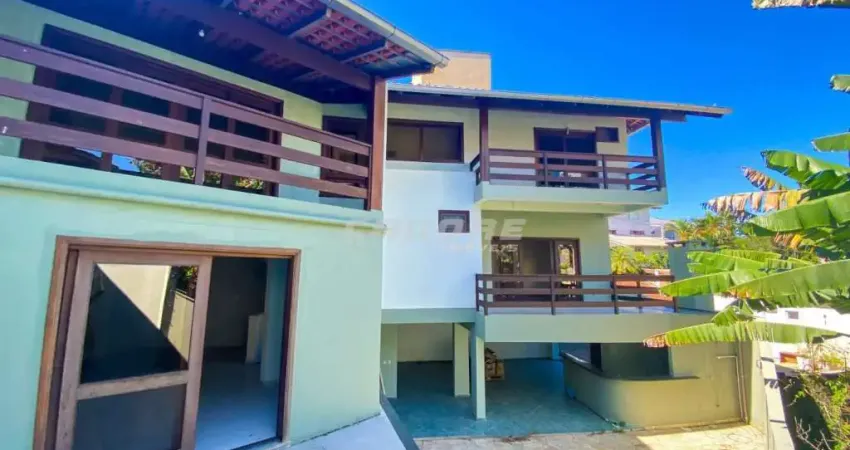 Casa com 4 Dormitórios e Piscina A Venda Bairro Garcia