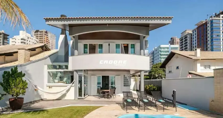 Refúgio à beira-mar: casa com piscina e vista para o mar em balneário perequê | cadore imóveis