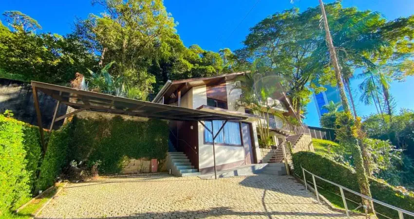 Excelente Casa Residencial e/ou Comercial ao lado do Hospital Santa Catarina.