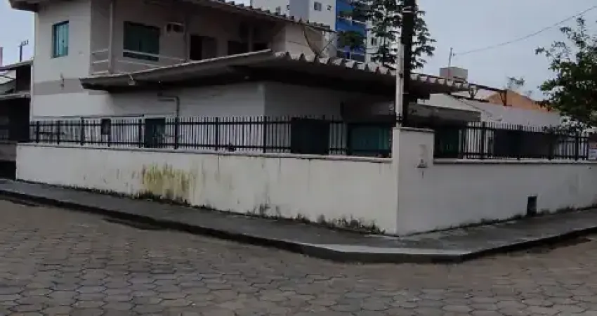 Seu refúgio à beira-mar: casa com suíte e escritório a menos de 600m da praia!