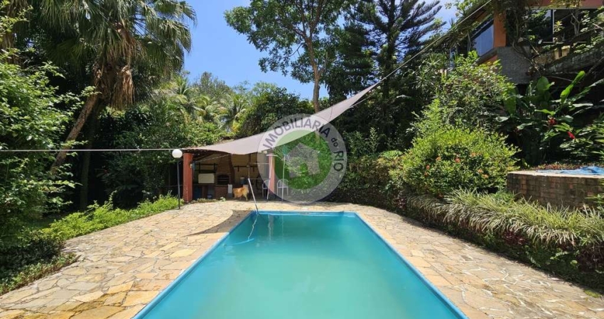 Venha viver em um verdadeiro paraíso verde no Condomínio Verde Vale! Esta casa em condomínio bucólico está localizada próximo à Floresta da Tijuca e i