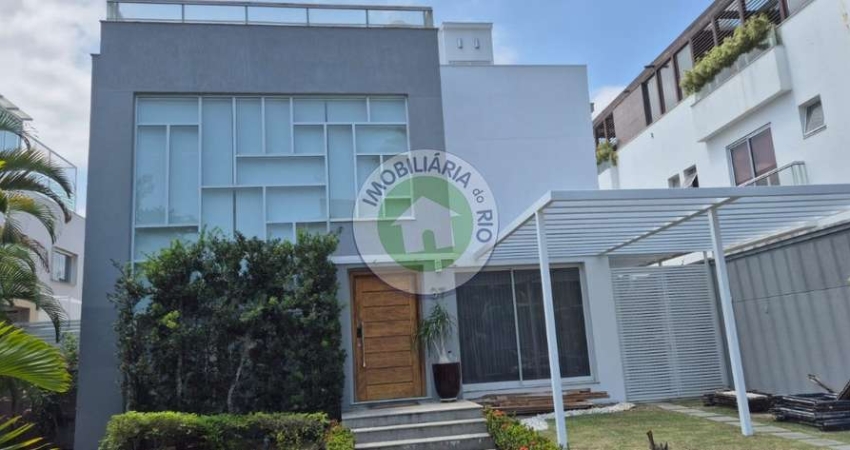 Casa de luxo em condomínio na Barra da Tijuca-RJ: 4 quartos, 4 suítes, 3 salas, 8 banheiros, 4 vagas de garagem, 590m² de área.