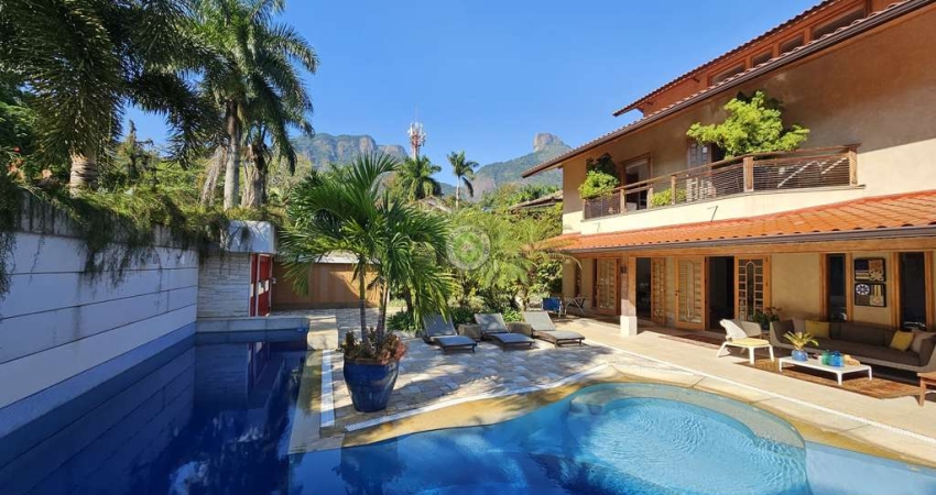 Venha se encantar com esta magnífica residência à venda no Condomínio GreenWood Park, localizado no Itanhangá. Em frente ao Itanhanga Golf Club