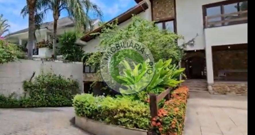 EXCELENTE CASA DUPLEX ESTILO COLONIAL COM 7 QUARTOS