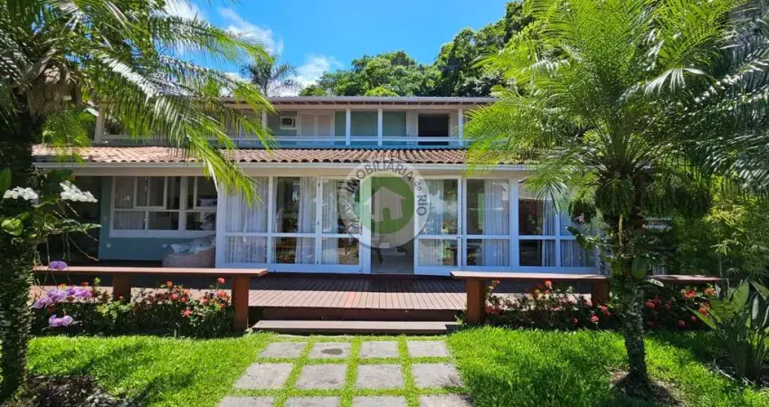 LINDA CASA NO CONDOMINIO ANGRA AZUL, TOTALMENTE REFORMADA E DECORADA.