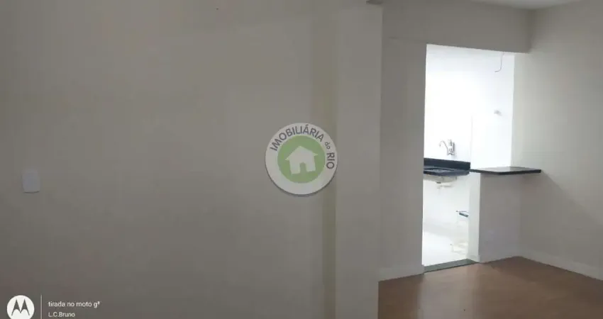 Apartamento Reformado na Freguesia (Jacarepaguá): 3 quartos, 2 salas, 1 banheiro, 1 vaga de garagem, 86m² em rua movimentada.