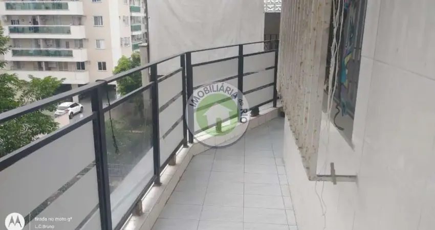 Casa grande em condomínio na Taquara, Rio de Janeiro - 5 quartos, 3 salas, 4 banheiros, 5 vagas de garagem - 287m² de área.