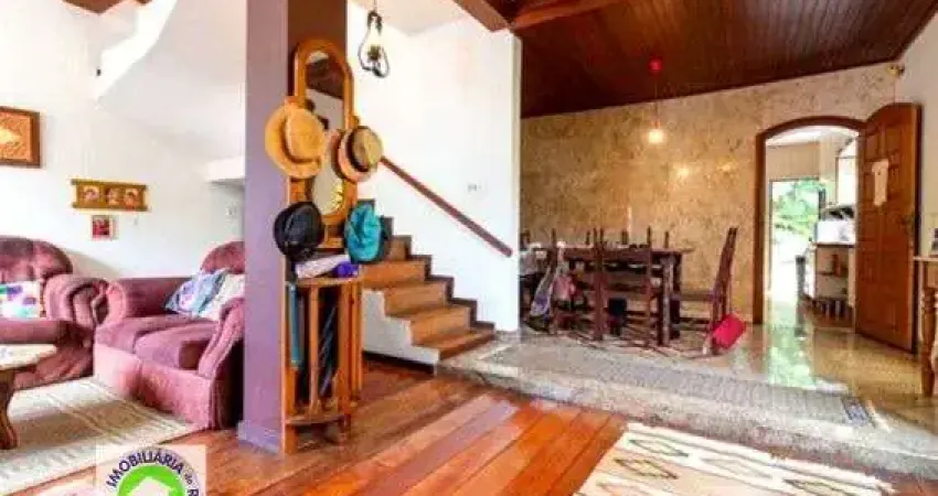 Casa à Venda no Andaraí, Rio de Janeiro-RJ: 3 Quartos, 2 Salas, 3 Banheiros, 5 Vagas de Garagem, 202m² de Área