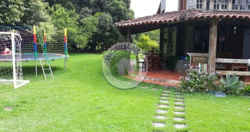 Luxuosa casa em condomínio na Barra da Tijuca, Rio de Janeiro-RJ: 4 quartos, 2 suítes, 5 salas, 6 banheiros, 5 vagas e 583m² de área.