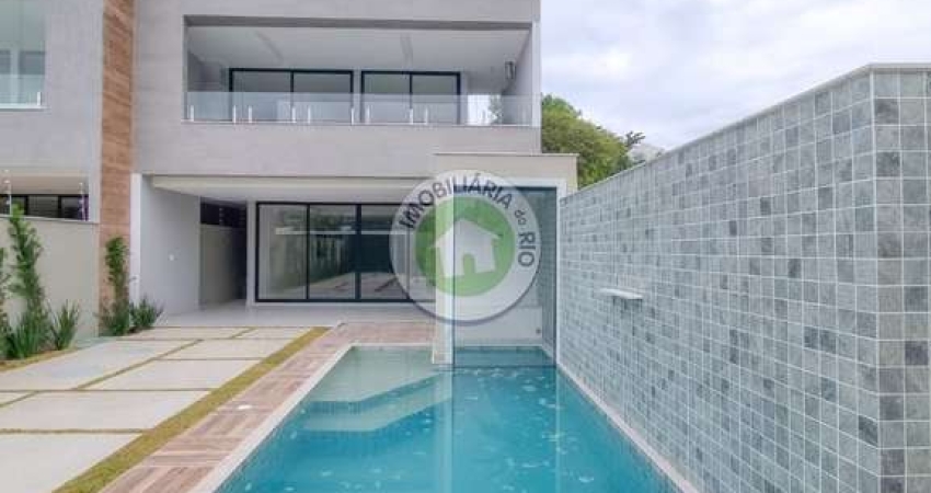 Casa triplex de 360m², 4 suítes no condomínio Interlagos de Itaúna - Barra da Tijuca