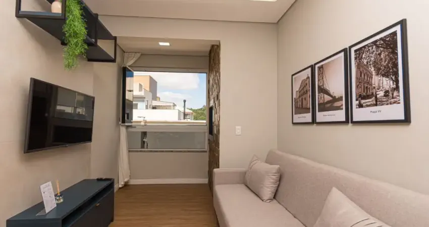 Apartamento a 900 metros da praia, totalmente decorado e mobiliado.