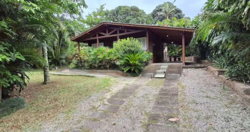 Lindo sitio , chacará ou hostel, localizado no bairro do muquem no norte da ilha.