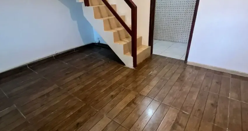Sobrado com 1quarto, localizado a 1,7 km da praia dos ingleses.