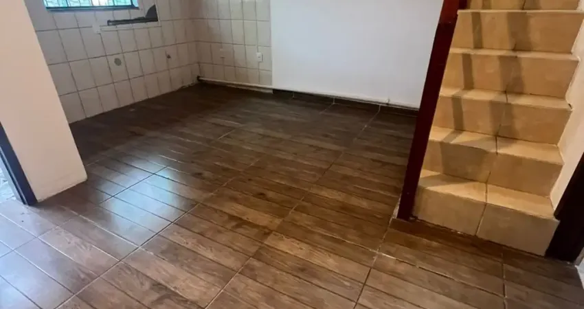 Sobrado com 1quarto, localizado a 1,7 km da praia dos ingleses.