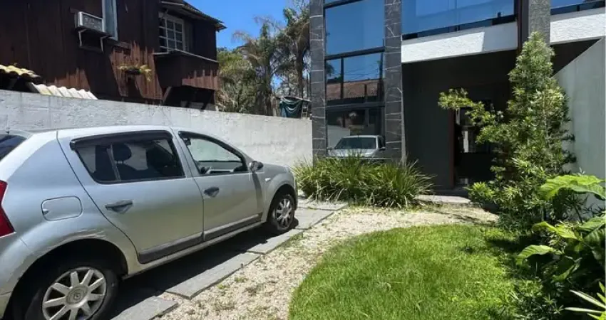 Sobrado novo a venda na praia dos ingleses, com 3 suites amplas.