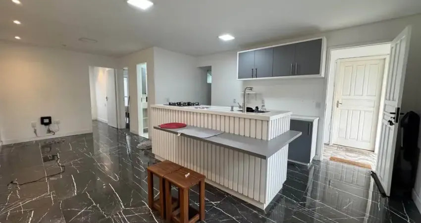 Lindo apartamento térreo nos ingleses, a 1,9 km da praia, finamente reformado e decorado