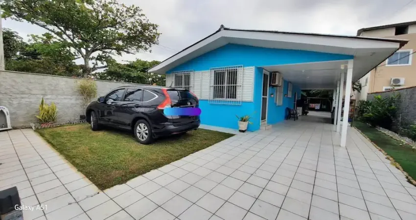 Casa a 500 metros da praia dos ingleses, com amplo terreno e ótima localização, altamente rentável