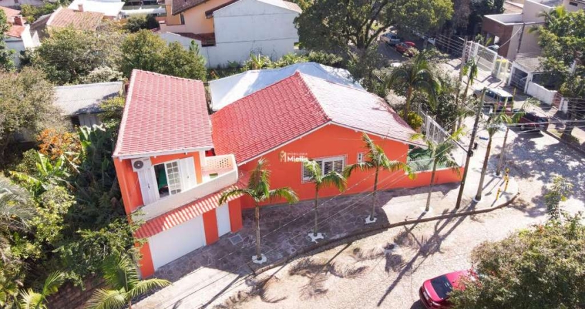 Excelente oportunidade para morar e investir!! Casa 100% mobiliada, com garagem para 4 carros!!