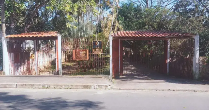 Casa à venda em Viamão, bairro Esmeralda, com terreno grande.